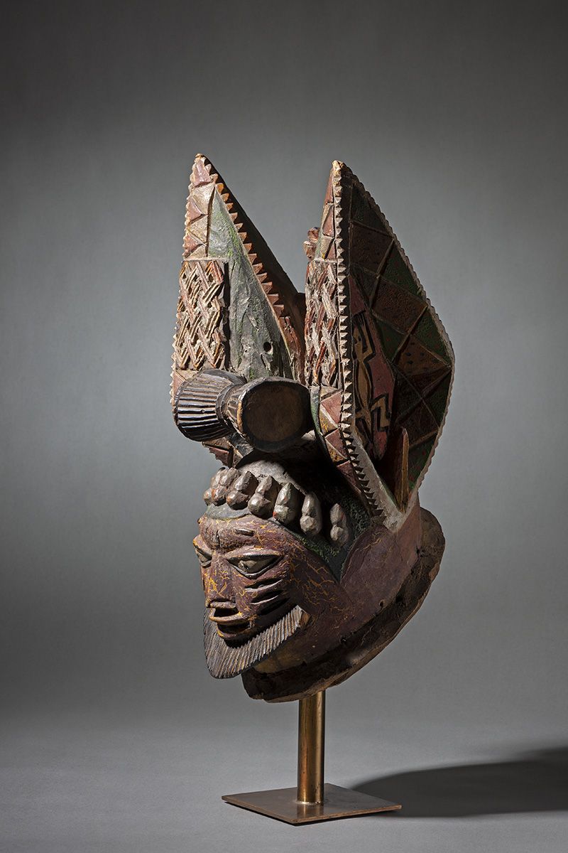 <i>Egungun mask</i>, 1890-1970. Yoruba peoples (Nigeria)<br>Wood painted with yellow, black, white, red and green oil paint. 56 x 29 x 30 cm<br>Bequest Poul Holm Olsen 1977. Inv.nr. Afrika 736. Photo: Lars Bay