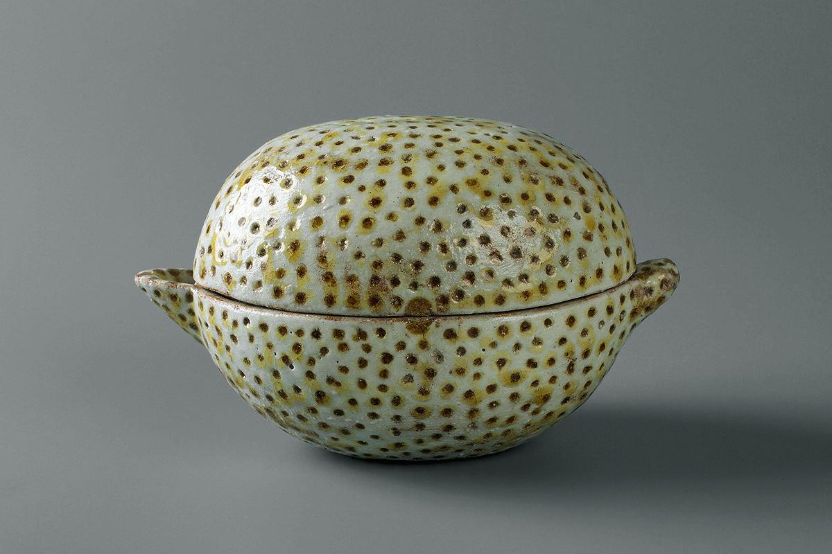 Gertrud Vasegaard, <i>Lemon, Box</i>, 2001<br>Weel-thrown and altered, scratched pattern, glazed stoneware. 8,5 cm (height) x 13,5 cm (length) x 8,5 cm (width)<br>Purchased 2006. Inv.nr. 2006-004. ©Artist's heirs. Photo: Knud Sejersen, Inferno
