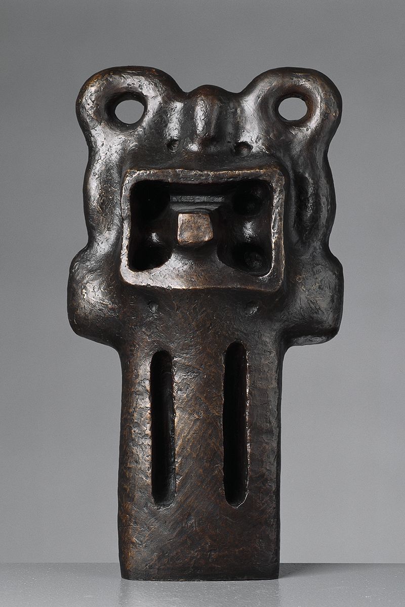 Sonja Ferlov Mancoba, <i>Mask Sculpture</i>, 1939<br>Bronze. 39 cm (height)<br>Purchased 2000 with support from Statens Museumsvævn. Inv.nr. 2000-022. ©The artist's heirs. Photo: Ole Haupt
